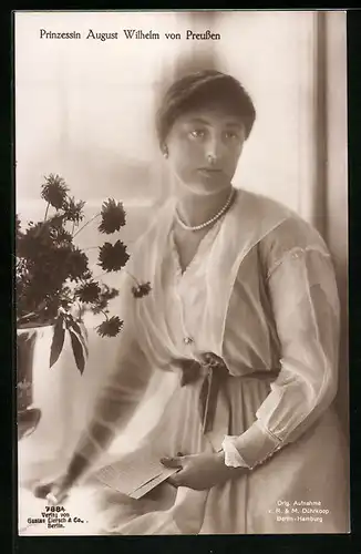 AK Prinzessin August Wilhelm von Preussen mit Perlenkette im weissen Kleid