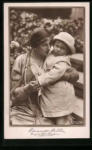 AK Prinzessin Alexandra Victoria mit Sohn vor einer Freitreppe