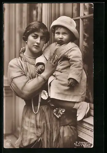 AK Prinzessin Alexandra Victoria mit Söhnchen auf dem Arm
