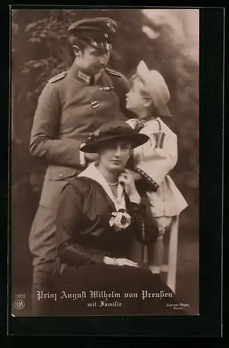 AK Prinz August Wilhelm von Preussen und Familie in einem Park