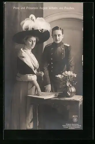 AK Prinz und Prinzessin August Wilhelm von Preussen, Portrait an einem Tischchen
