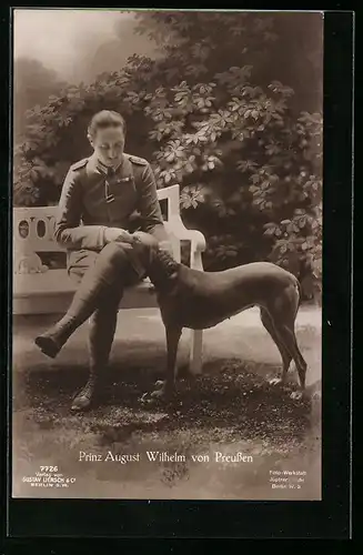 AK Prinz August Wilhelm von Preussen streichelt seinen Hund