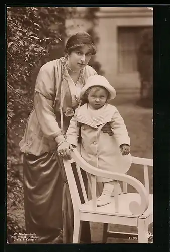AK Prinzessin August Wilhelm von Preussen mit kleinem Sohn im Garten