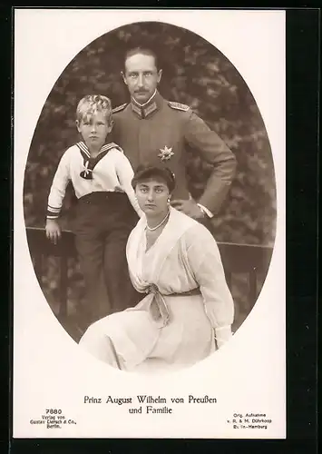 AK Prinz August Wilhelm von Preussen und Familie an einem Geländer