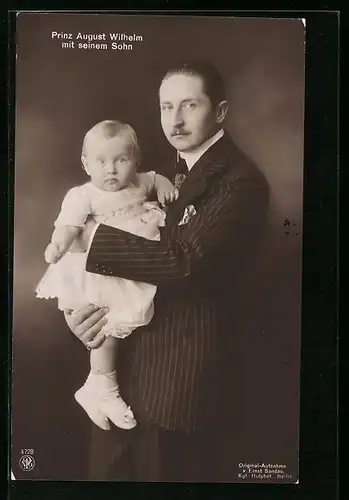 AK Prinz August Wilhelm im Nadelstreifenanzug mit Söhnchen auf dem Arm