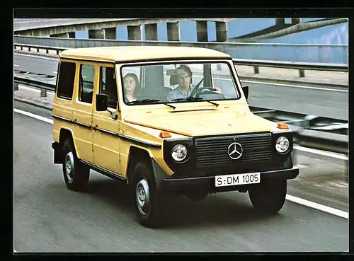 AK Gelber Mercedes Benz 280 GE, Junges Paar unterwegs