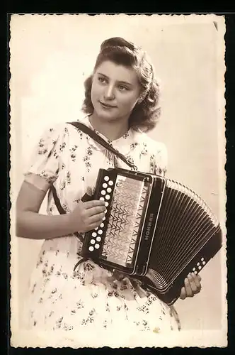 Foto-AK Junge Frau mit Knopf-Akkordeon