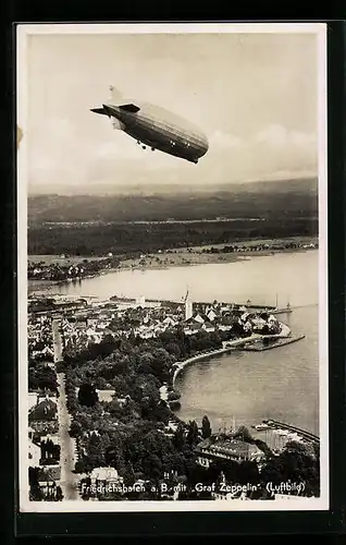 AK Friedrichshafen a. B., Graf Zeppelin über der Ortschaft