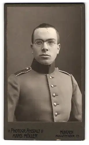 Fotografie Hans Möller, München, junger Einjährig-Freiwilliger in Uniform mit Brille