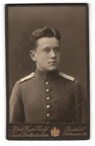 Fotografie Oscar Brettschneider, Berlin, junger preussischer Soldat in Gardeuniform