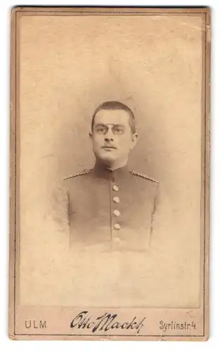 Fotografie Otto Mackh, Ulm, Einjährig-Freiwilliger in Uniform mit Zwickerbrille