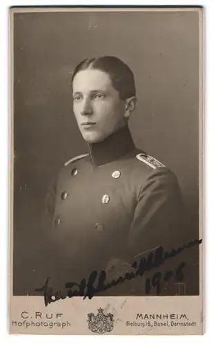 Fotografie C. Ruf, Mannheim, junger Soldat in Uniform mit Schulterklappen, 1908