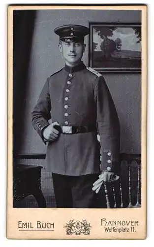 Fotografie Emil Buch, Hannover, junger Soldat in Uniform des Regiment 74