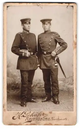 Fotografie K. Schäfer, Ravensburg, Uffz. und einfacher Chevauleger Johann und Anton Wassner in Uniform mit Bajonett