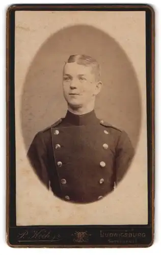 Fotografie P. Koch jr., Ludwigsburg, junger Chevauleger in Uniform mit Mittelscheitel