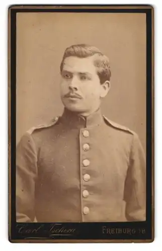 Fotografie Carl Tschira, Freiburg i. B., Soldat in Uniform mit Moustache