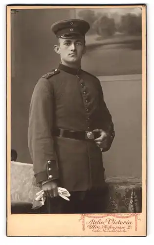 Fotografie Ateleir Victoria, Ulm, junger Soldat in Uniform mit Schirmmütze