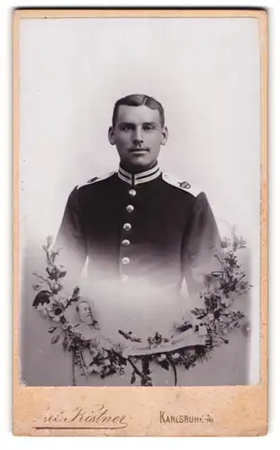 Fotografie Jul. Kistner, Karlsruhe, Soldat in Gardeuniform, Passepartout mit Portrait König Wilhelm II. v. Württemberg
