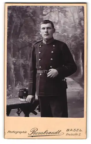 Fotografie Rembrandt, Basel, schweizer Chevauleger in Uniform Rgt. 21 mit Bajonett