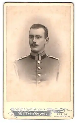 Fotografie C. Herrlinger, Ulm, Einjährig-Freiwilliger Uffz. in Uniform Rgt. 13 mit Zwickerbrille