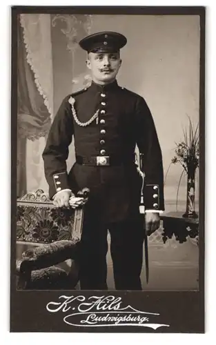 Fotografie Karl Hils, Ludwigsburg, Soldat in Uniform mit Schützenschnur und Bajonett