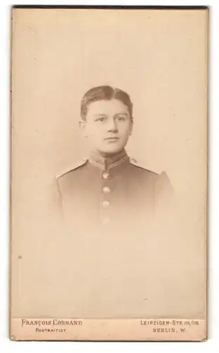 Fotografie Francois Cornand, Berlin, junger Knabe als Soldat in Gardeuniform