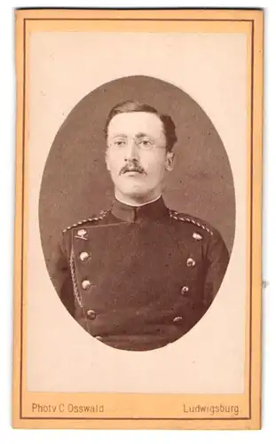 Fotografie C. Osswald, Ludwigsburg, Einjährig-Freiwilliger in Uniform mit Brille