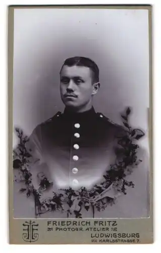 Fotografie Friedrich Fritz, Ludwigsburg, Soldat in Uniform Rgt. 12 mit Passepartout König Wilhelm II. von Württemberg