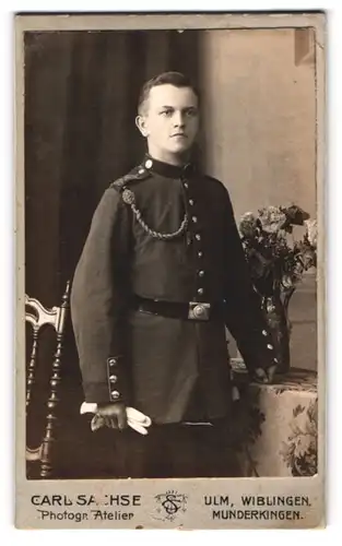 Fotografie Carl Sachse, Ulm a. D., Soldat in Uniform mit Schützenschnur posiert im Atelier