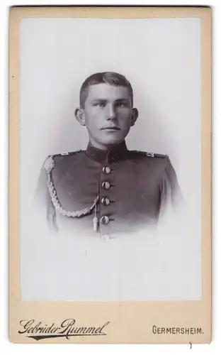 Fotografie Gebrüder Rummel, Germersheim, junger Soldat in Uniform Rgt. 17 mit Schützenschnur