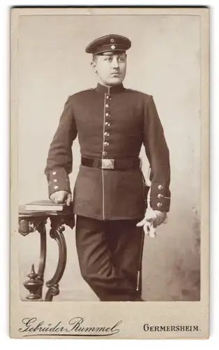 Fotografie Gebrüder Rummel, Germersheim, Soldat in Uniform mit Bajonett