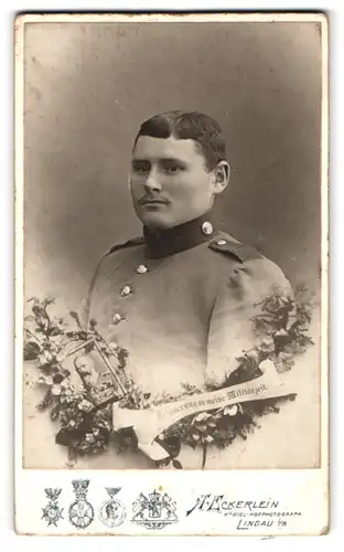 Fotografie A. Eckerlein, Lindau i. B., Soldat in Uniform Rgt. 20, Passepartout mit Luitpold von Bayern