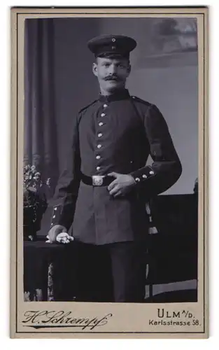 Fotografie H. Schrempf, Ulm a. D., Soldat in Uniform mit Bajonett