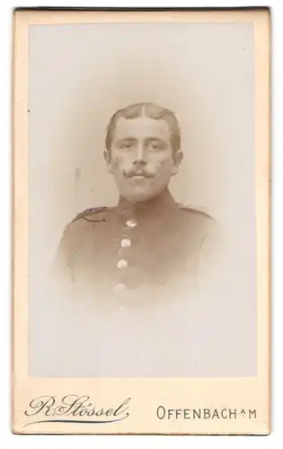 Fotografie R. Stössel, Offenbach a. M., Soldat in Uniform mit Mittelscheitel