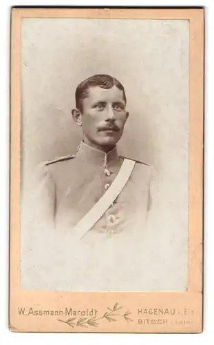 Fotografie W. Assmann-Maroldt, Hagenau i. Els., Soldat in Uniform Rgt. 25 mit Schärpe