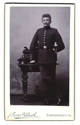 Fotografie Hans Ulrich, Germersheim a. Rh., Soldat in Uniform mit Bajonett posiert im Atelier