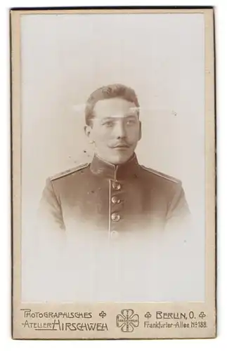 Fotografie Hirschweh, Berlin, junger preussischer Soldat in Uniform Rgt. 2