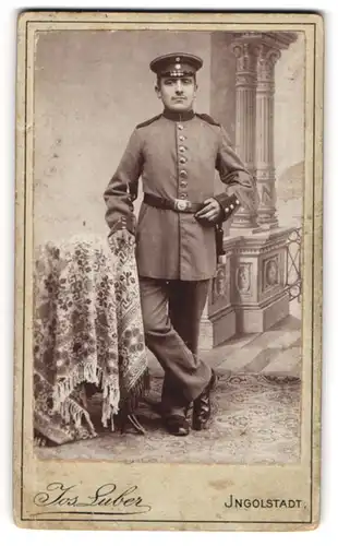 Fotografie Jos. Luber, Ingolstadt, Soldat in Uniform mit Bajonett