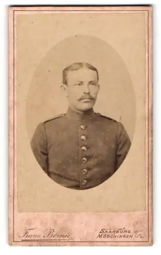 Fotografie Franz Bornee, Saarburg, Uffz. in Uniform mit Moustache