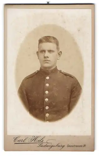 Fotografie Carl Hils, Ludwigsburg, junger Soldat in Uniform mit Bürstenhaarschnitt