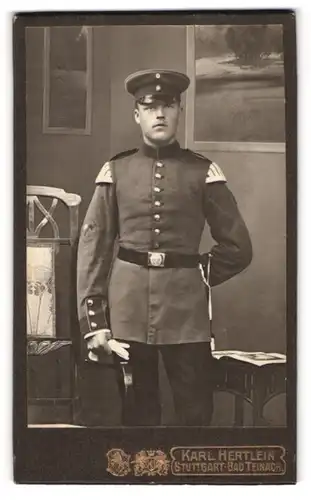 Fotografie Karl Hertlein, Stuttgart, Soldat Karbe in Musiker Uniform mit Bajonett