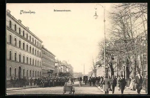 AK München, Briennerstrasse mit Soldatenparade