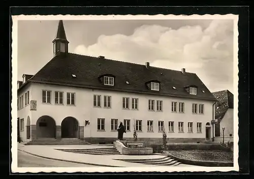 AK Knittlingen, Neues Rathaus mit Faust-Denkmal