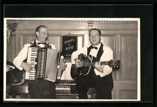 AK Musiker Hannes & Heinz mit Akkordeon und Gitarre
