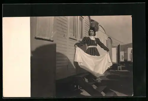 AK Zirkus-Artistin Bella vor ihrem Wohnwagen