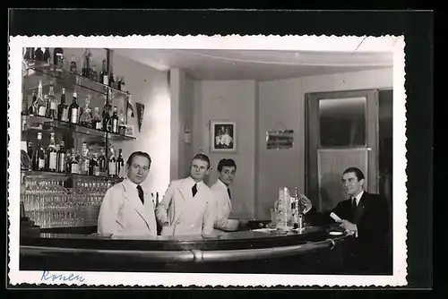 AK Barkeeper in Anzügen hinter einer Bar
