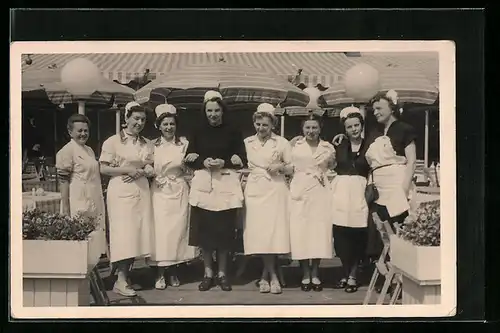 AK Küchenpersonal und Kellnerinnen auf einer Terrasse