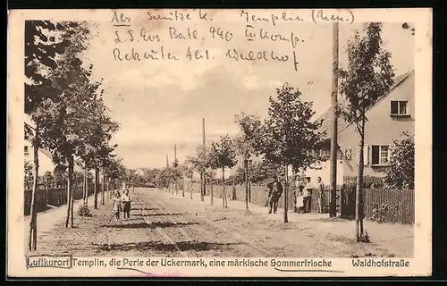AK Templin /Uckermark, Waldhofstrasse mit Einwohnern