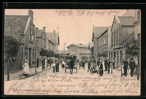 AK Wilster /Holst., Bahnhofstrasse mit Passanten und Kutsche