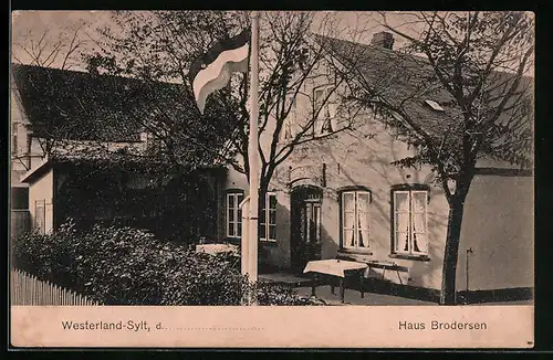 AK Westerland /Sylt, Hotel-Pension Haus Brodersen mit Fahnenstange und Nationalflagge